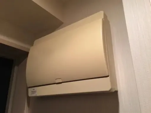 川口市で分電盤が焦げていて交換工事を行いました｜ブレーカーまわりの異常に注意！